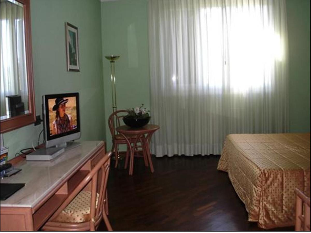 Hotel Le Ville Modena Quarto foto