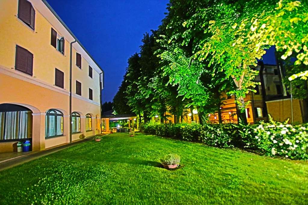 Hotel Le Ville Modena Instalações foto